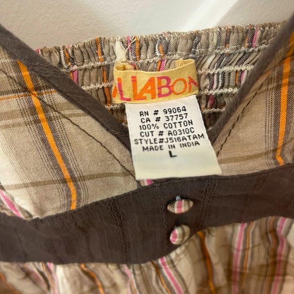 Like new Billabong shirt. Size large. Very flattering - Picture 2 of 3